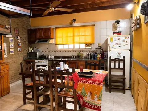 CASA 4 AMBIENTES SOBRE LOTE DE 400 m² EN VILLA DE MAYO