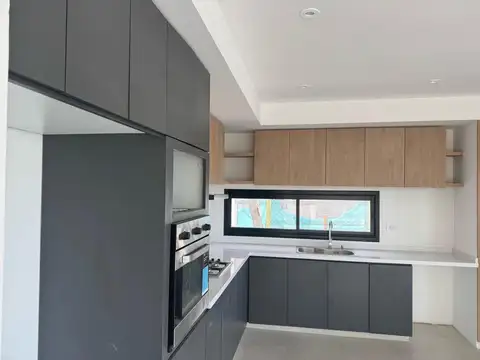 Casa en Venta con 4 cocheras