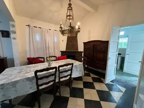 Casa 7 ambientes con 2 baños