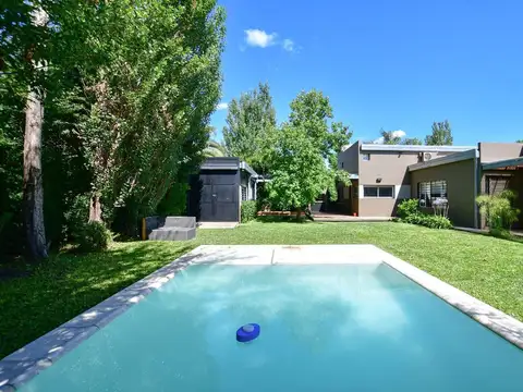 Casa en Venta con 3 cocheras