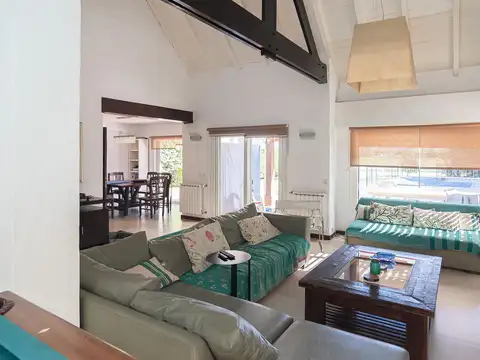 Casa en Venta con 2 cocheras