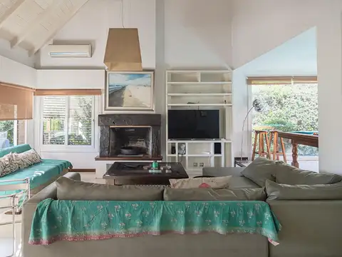 Casa 6 ambientes con 2 baños