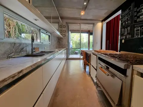 Casa en Alquiler con 2 cocheras