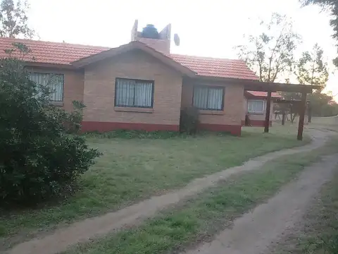 Edificio Comercial en venta - 4 Chalets - 2.500Mts2 - San Luis