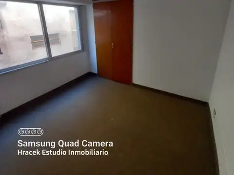 Alquiler departamento dos ambientes en muy buen estado, Morón centro. Vivienda o Profesional.