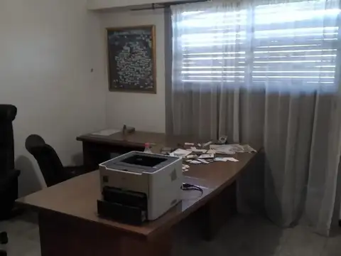 Casa de 4 ambientes con galpón