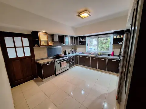 Casa 6 ambientes con 3 baños