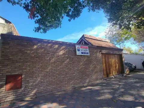 AMPLIA CASA CON EXCELENTE UBICACIÓN 