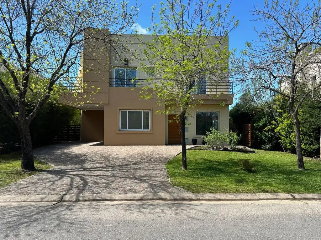 Casa en Alquiler con cochera