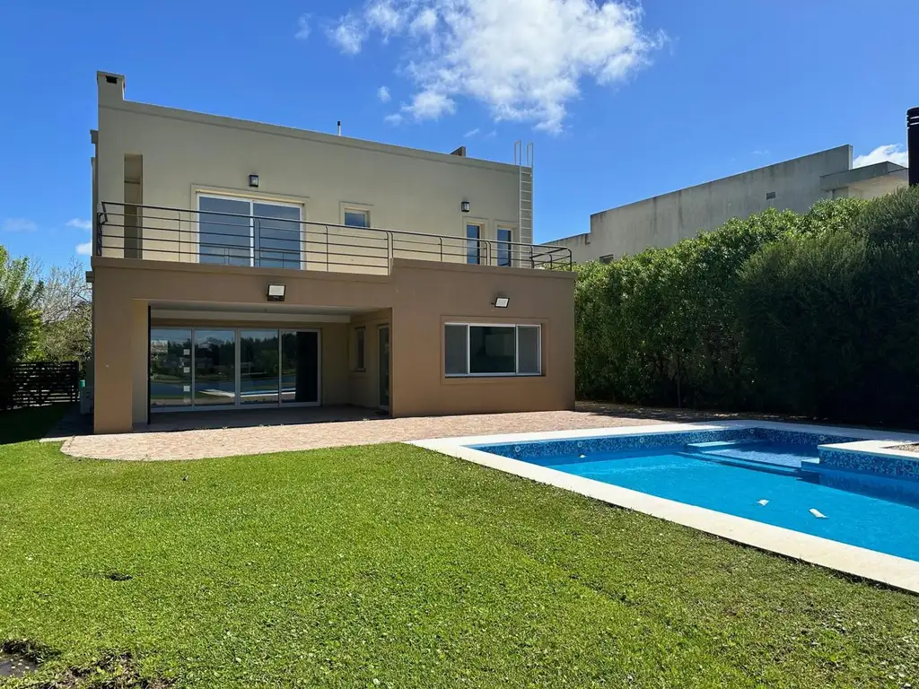 Casa - 262  m² Cubierta | 5 dormitorios | 7 años | 5 baños | 6 ambientes | 3 cocheras