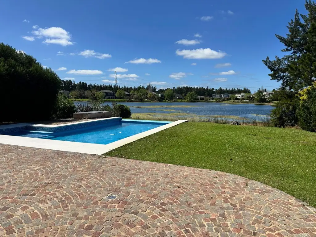 Casa en Alquiler - 5 dormitorios - USD 2.900