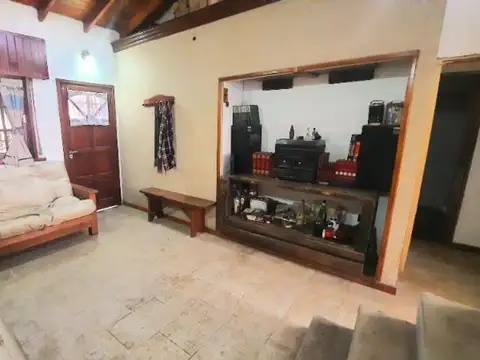 CASA EN VENTA CITY BELL 4 DORMITORIOS CON COCHERA