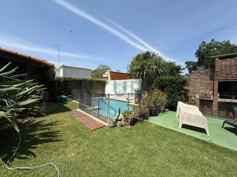 Casa en venta 4 dormitorios, pileta La Loma. La Plata.