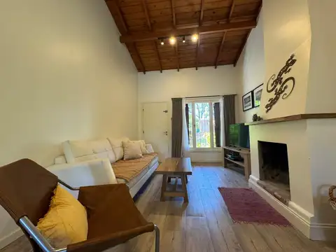 Casa en Alquiler con 1 cochera