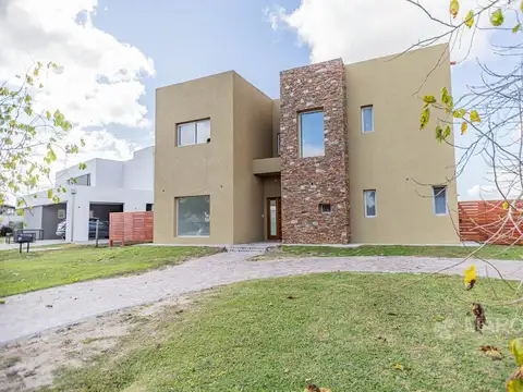 Casa en Alquiler con 2 cocheras