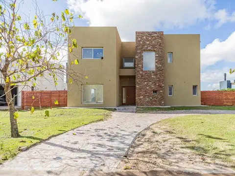 Casa 5 ambientes con 3 baños