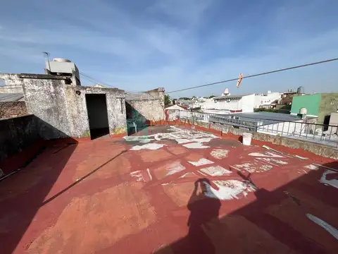 PH al frente en primer piso, 4 ambientes con terraza, Lomas del Mirador.