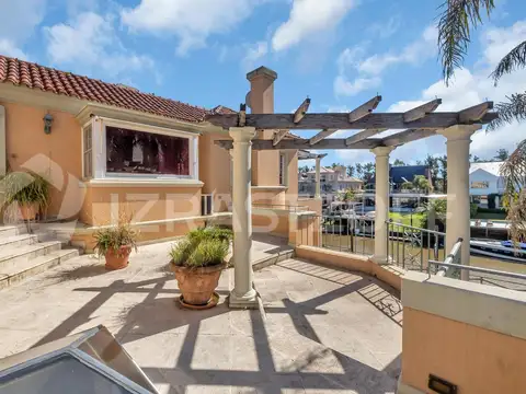 Casa en venta de 4 dormitorios con gran amarra en lote interno de Marina del Sol.