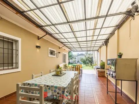 Casa 5 amb con cochera pileta quincho luminosa en Caseros