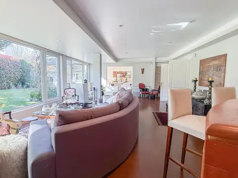 Casa en Venta Con 7 Dormitorios y Jardín - La Lucila, Vicente López