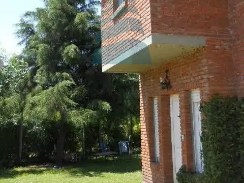Casa 6 ambientes con 2 baños