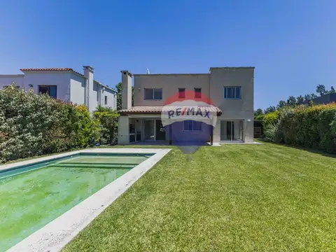 Venta casa 5 ambientes La Comarca interna A/crédt