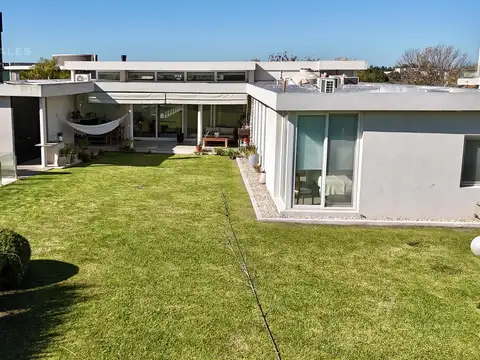 Casa 4 ambientes con 3 baños