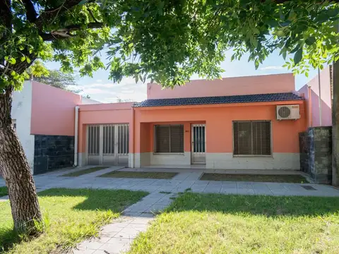 Casa 2 dorm, 2 baños, cochera y patio en S Jerónim