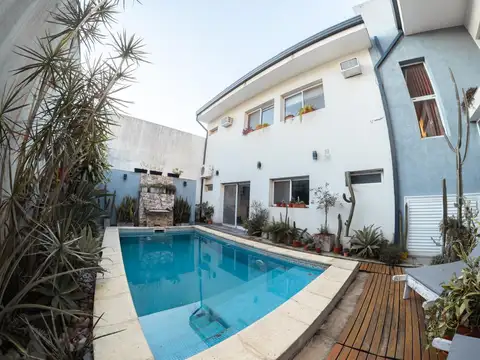 Casa en Venta con 2 cocheras