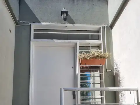 EXCELENTE PH. 2 AMB. AL FRENTE  ENTRADA INDEPENDIENTE - CON PATIO - SIN EXPENSAS - APTO PROFESIONAL - IMPECABLE