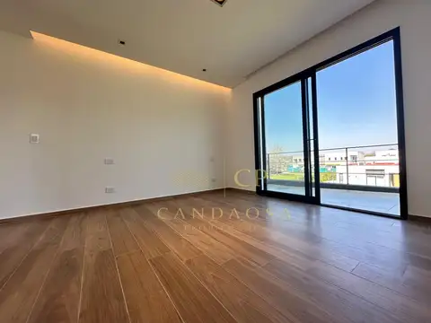 Casa en Venta con 4 cocheras