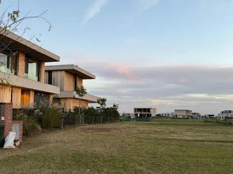 Barrio Costas, Puertos del lago