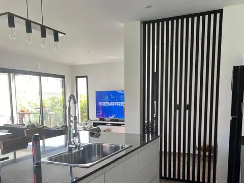 Casa en Alquiler con 4 cocheras