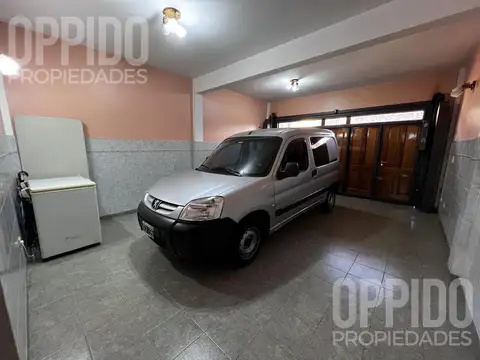 Casa en Venta con 3 cocheras