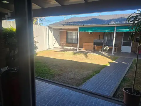 Casa 4 ambientes con garage y quincho - Lanus