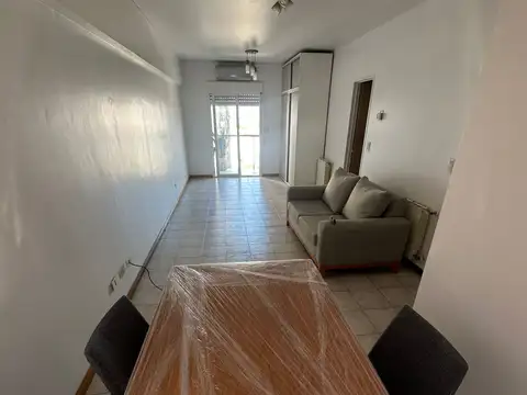 Excelente monoambiente al contrafrente con balcón 8 piso, vista panoramica, muy luminoso. Cocina separada totalmente equipada, lavadero, aire acondixionado y calefacción por radiadores con caldera individual.