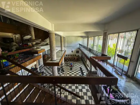 Casa 7 ambientes con 2 baños