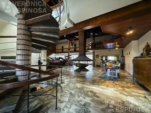 Casa en Venta con 5 cocheras