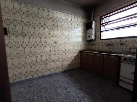 Departamento muy luminoso con patio a reciclar