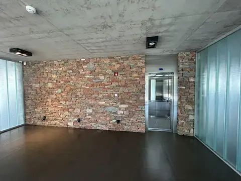 Oficina en Alquiler con 4 cocheras