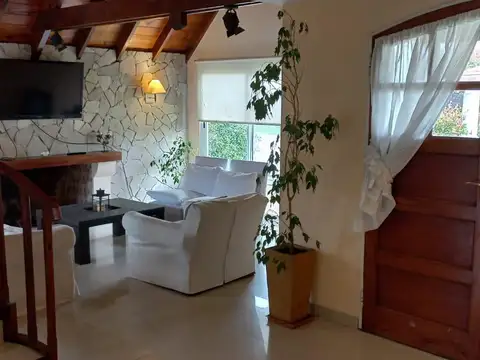 Casa en Alquiler con 3 cocheras