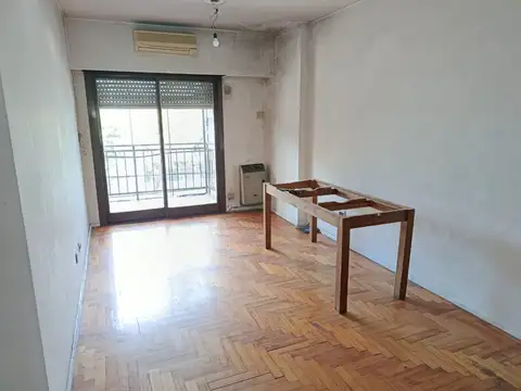 Excelente Departamento de Tres Ambientes con Balcón Corrido y Dos Baños