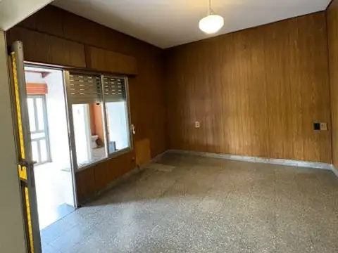 Casa 6 ambientes con 1 baño