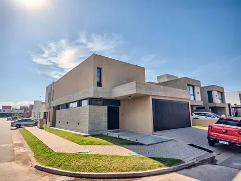 Casa 3 dormitorios con pileta, domótica y cochera doble en docta boulevard