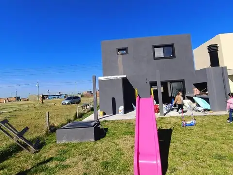 Casa 4 ambientes con 2 baños