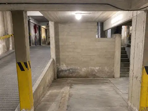 En venta cochera en olivos sobre maipu!