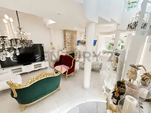 Casa en Venta con 3 cocheras