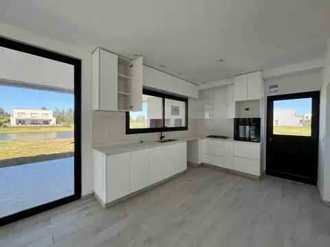 Casa en Venta con 3 cocheras