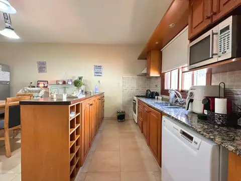 Casa de 3 ambientes con patio, jardin y garage