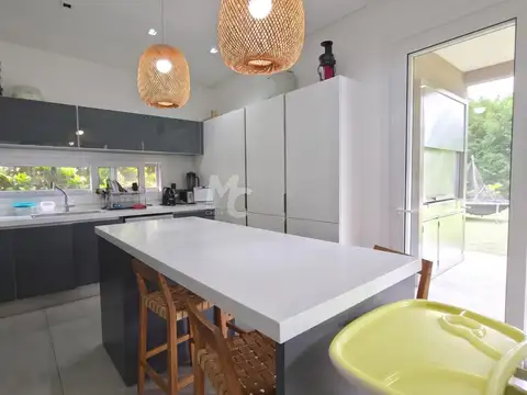 Casa 6 ambientes con 4 baños
